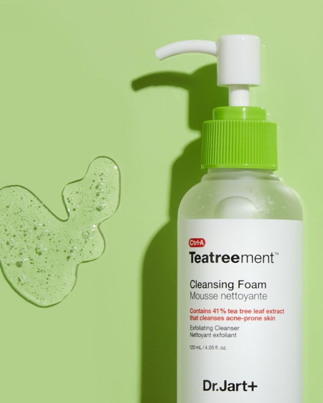 Foaming bottle displayed on a light green background alongside the liquid texture