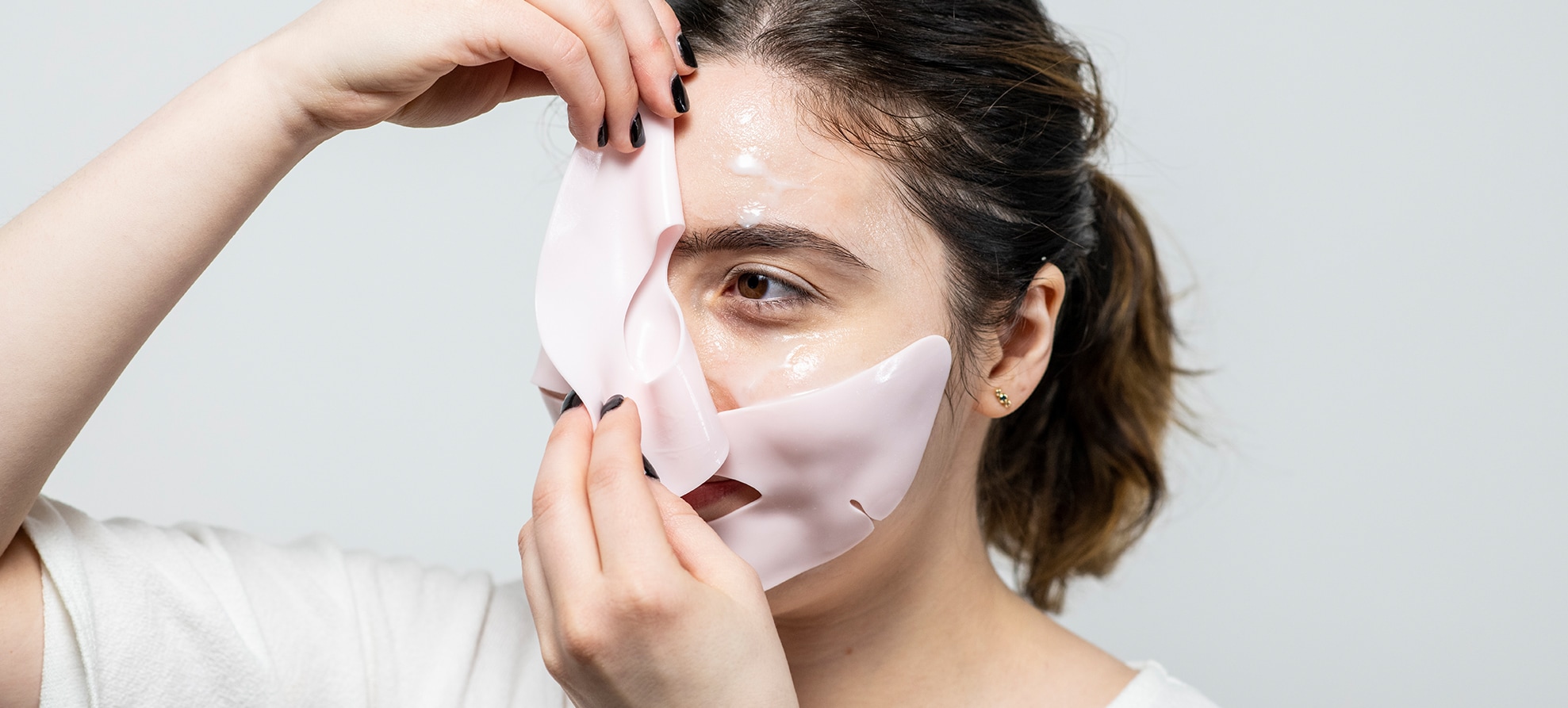 woman removes cryo rubber mask from skin to reveal hydrated skin with serum applied